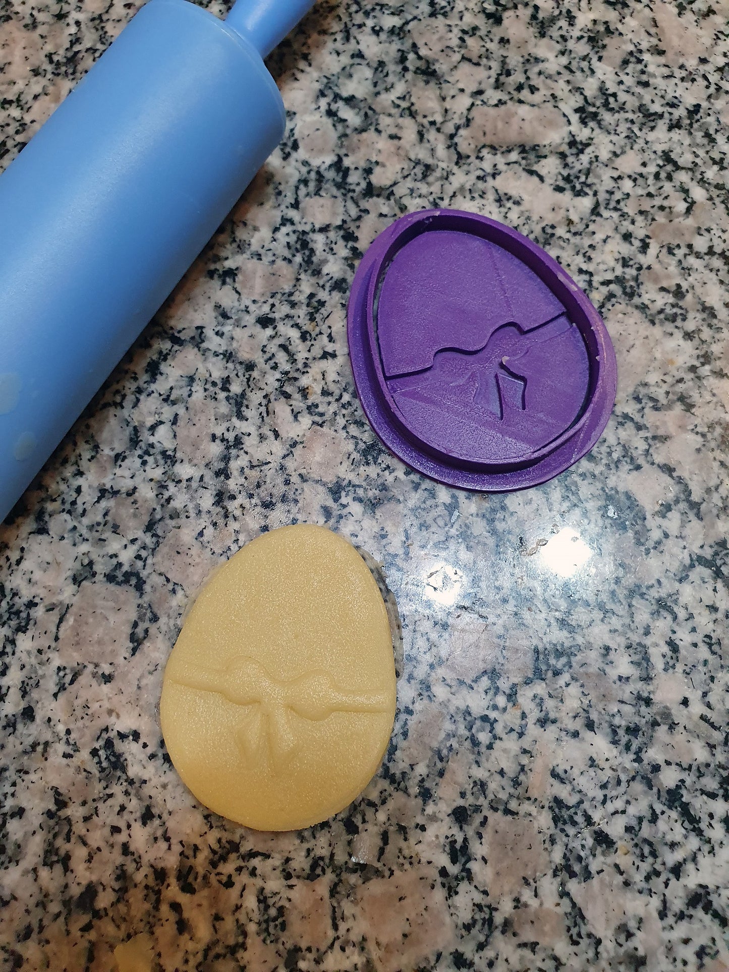 Egg Ribbon Happy Easter cookie cutter with stamp